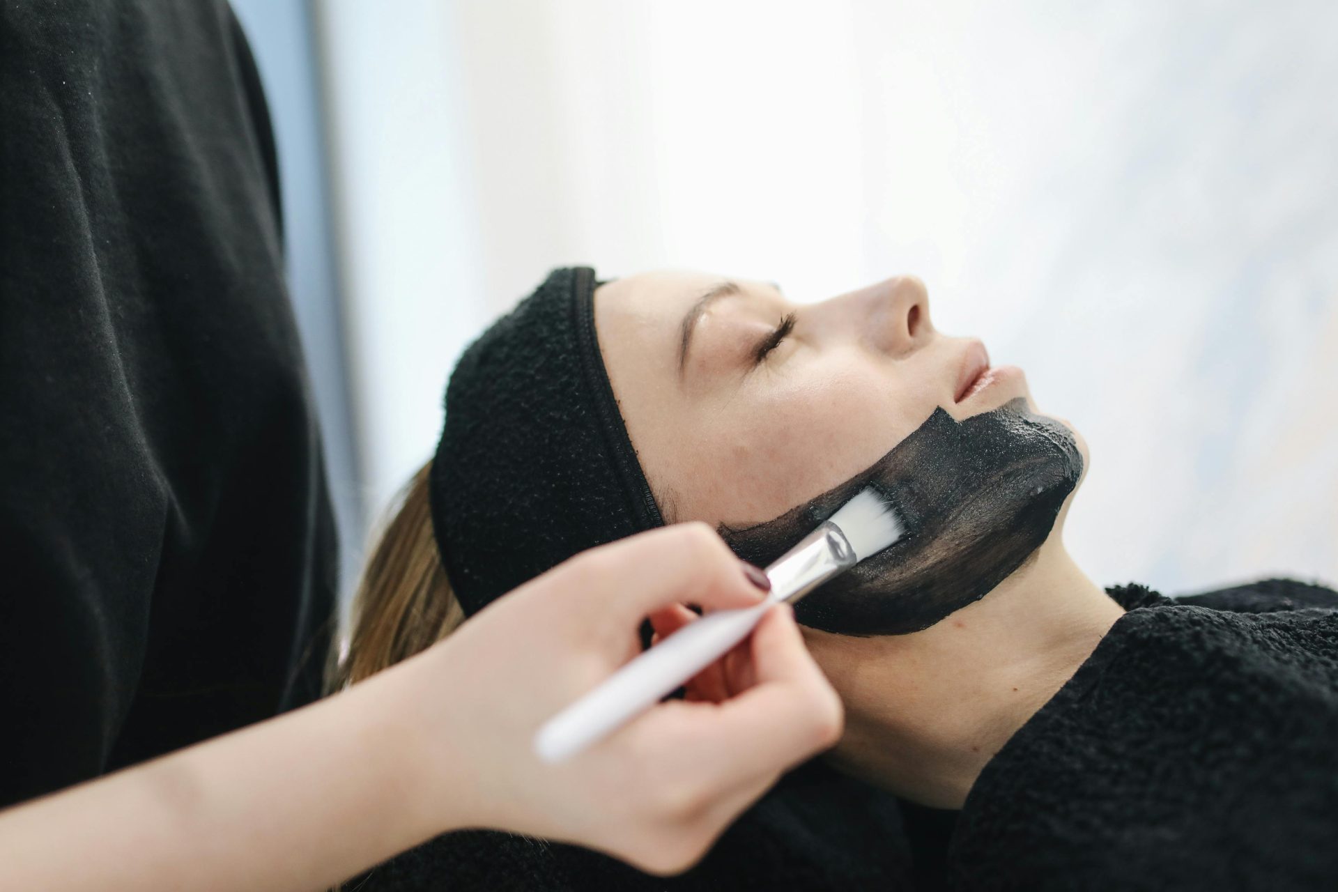 Eine schwarze Gesichtsmaske wird aufgetragen