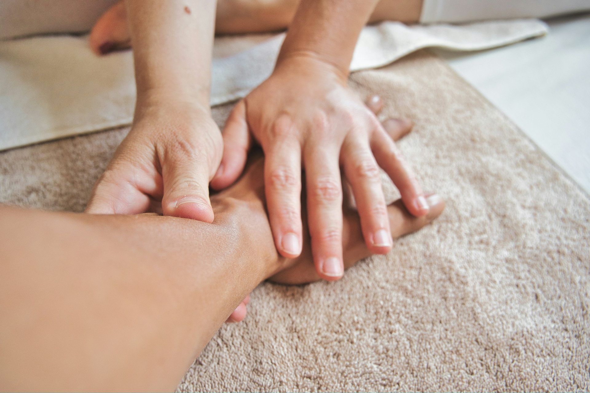 die Hand einer Person auf dem Schoß einer Person